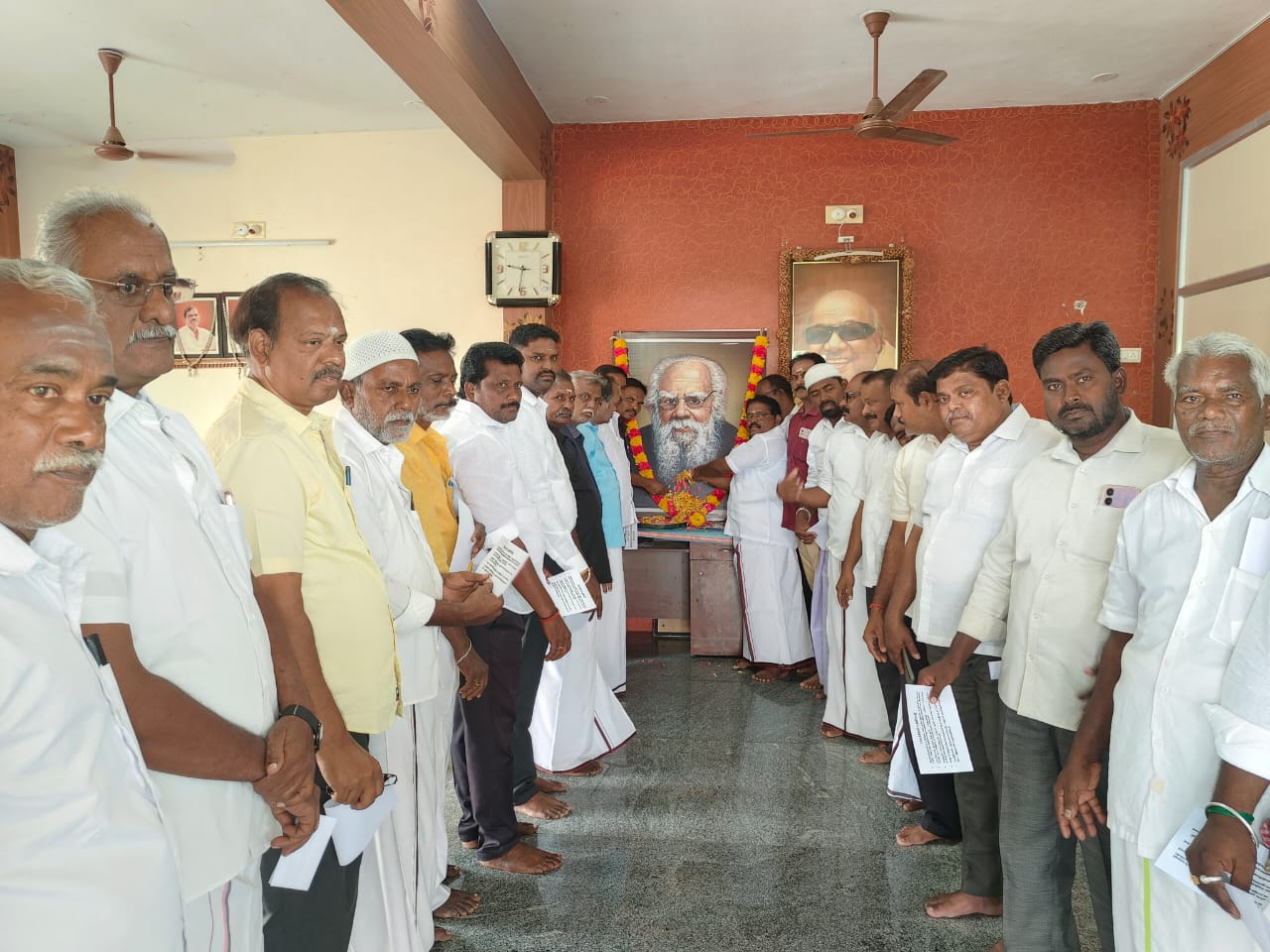 வந்தவாசி மாவட்ட திமுக அலுவலகத்தில்,  தந்தை பெரியார் 147-ஆவது பிறந்தநாளை முன்னிட்டு அவரது உருவப்படத்திற்கு மாலை அணிவித்து  சமூகநீதி நாள் உறுதிமொழி.