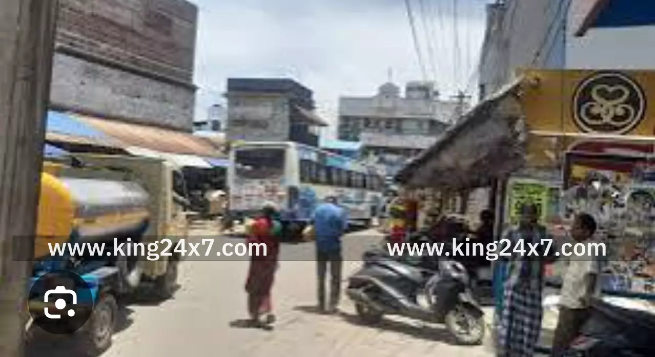 டூவிலர் மீது அரசு டவுன் பஸ் மோதியதில் பள்ளி பஸ் ஓட்டுனர் படுகாயம், அரசு பஸ் ஓட்டுனர் கைது