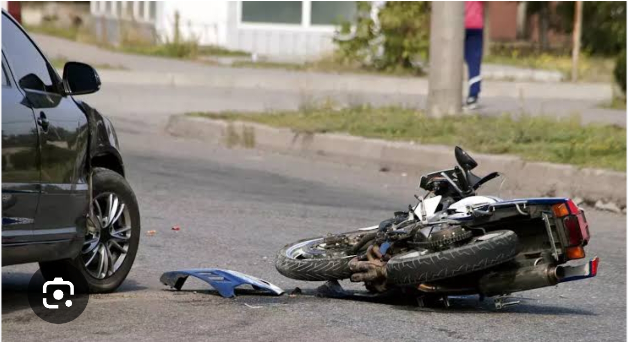 நின்று கொண்டிருந்த லாரி மீது டூவீலர் மோதியதில் கார்மெண்ட்ஸ் கூலித் தொழிலாளி படுகாயம்