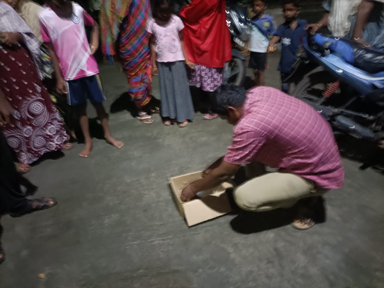 போளூர் டவுன் பகதூர் தெரு குடியிருப்புகள் அருகே ஆமை ஒன்று திடீரென நுழைந்ததால் பொதுமக்கள் அச்சம்.