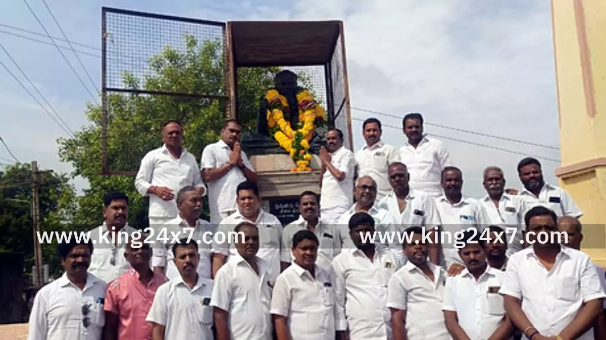 அதிமுக சாா்பில் பெரியாா் ஈ.வெ.ரா.பிறந்த நாளையொட்டி, அவரது சிலைக்கு தொகுதி எம்எல்ஏ சேவூா் எஸ்.ராமச்சந்திரன் மாலை அணிவித்தாா்.