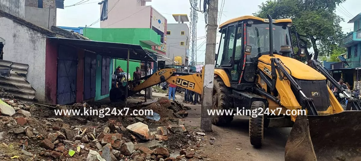 அருணகிரிசத்திரம் பகுதியில் வந்தவாசி சாலை மற்றும் சேத்துபட்டு சாலையில் உள்ள ஆக்கிரமிப்புகளை நெடுஞ்சாலைத்துறையினா் போலீஸ் பாதுகாப்போடு அகற்றினா்.