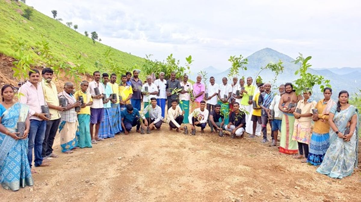 தம்டகோடி திருமலை சுப்பிரமணிய சுவாமி கோயில் மலைப் பாதையில் உலக ஓசோன் தினத்தையொட்டி மரக்கன்று நடும் விழா.