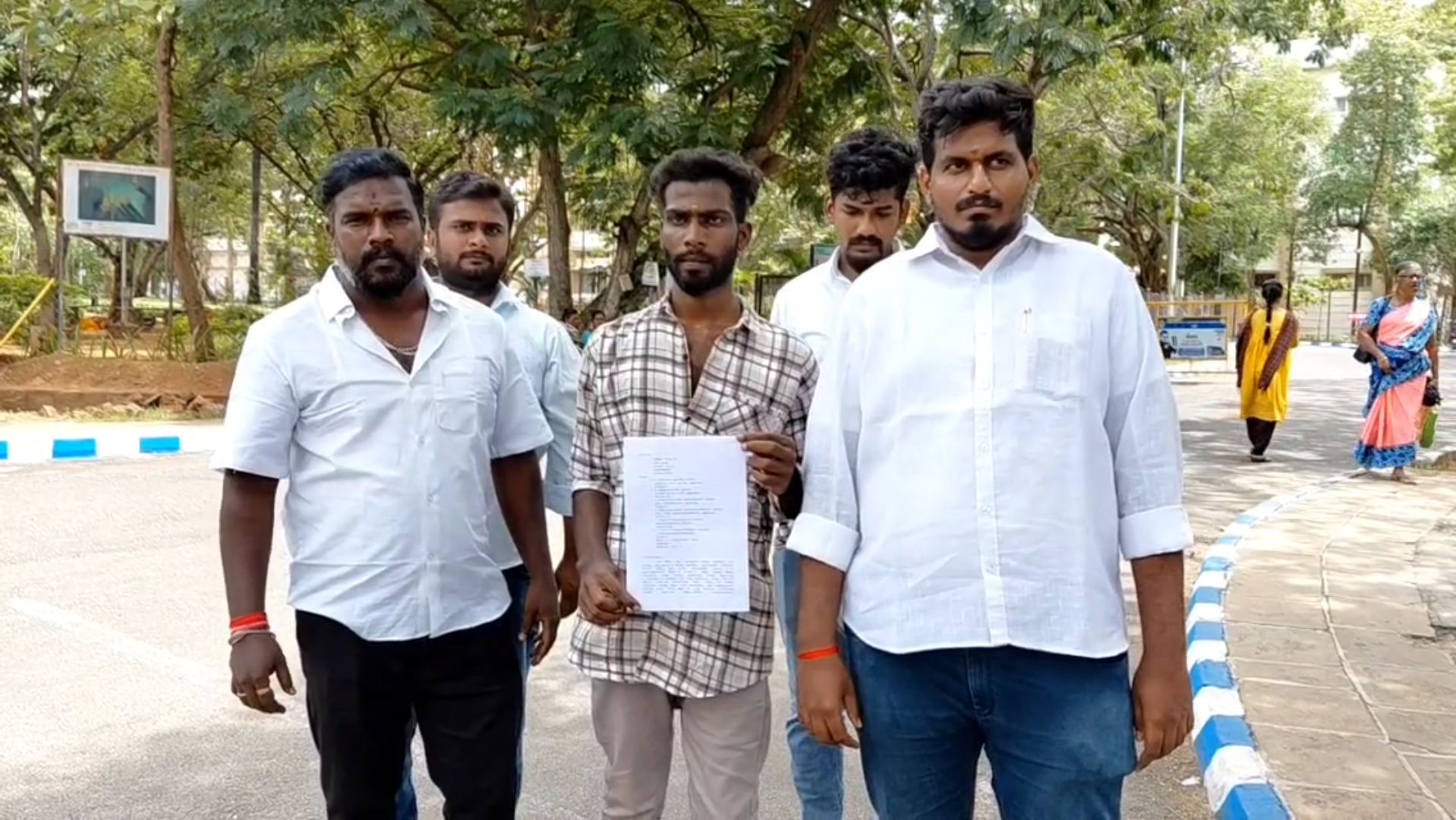 ஹோட்டல் கடை உரிமையாளர் மீது நடவடிக்கை எடுக்க கோரி மனு ஹோட்டல் கடை உரிமையாளர் மீது நடவடிக்கை எடுக்க கோரி மனு