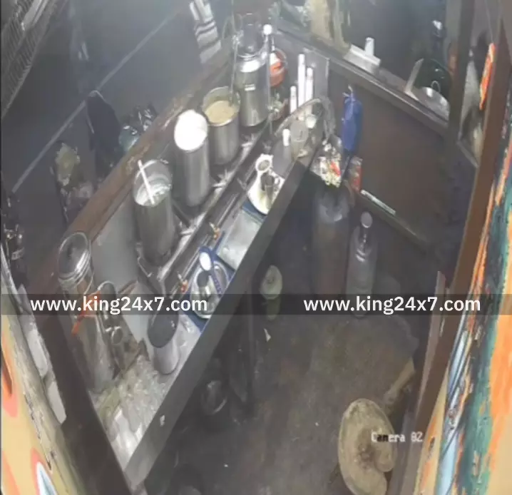 தனி நபர் பணம் கேட்டு சிறு குறு கடைகளை தாக்கும் வீடியோ இணையத்தில் வைரல். தனி நபர் பணம் கேட்டு சிறு குறு கடைகளை தாக்கும் வீடியோ இணையத்தில் வைரல்.