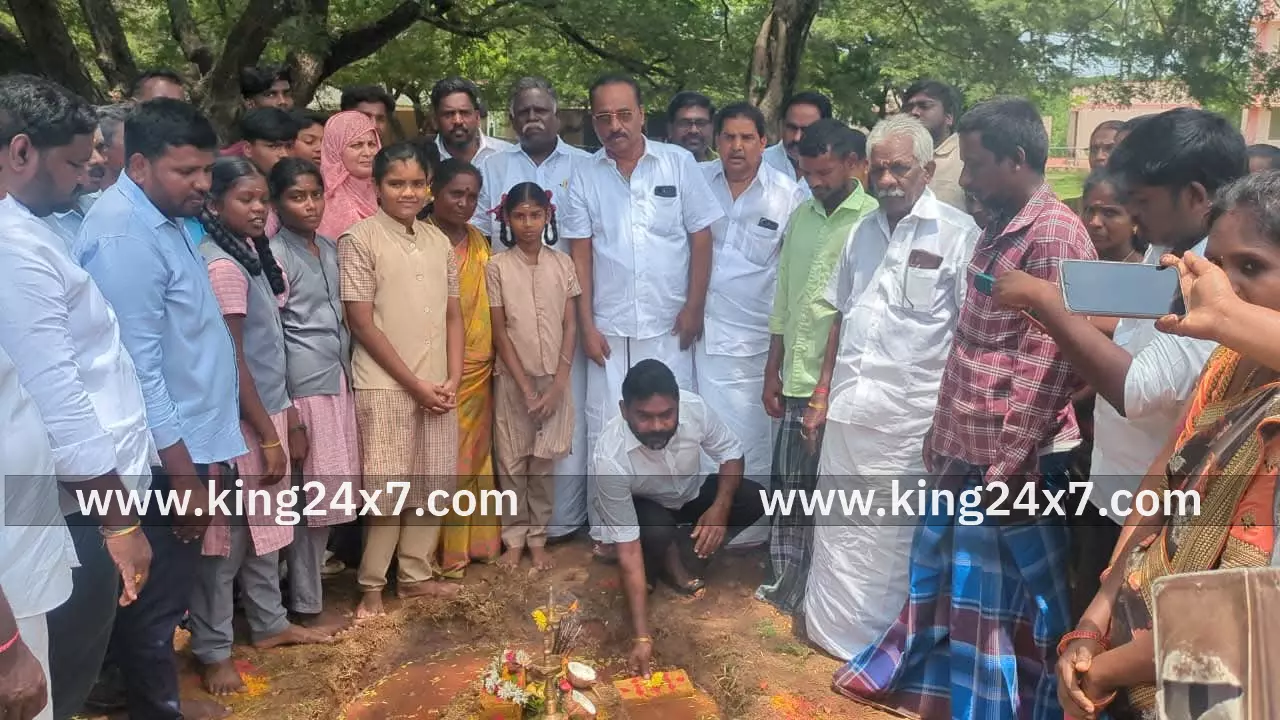 அரசுப் பள்ளியில் கூடுதல் வகுப்பறை கட்டிடங்கள் கட்டுவதற்கான பூமி பூஜை