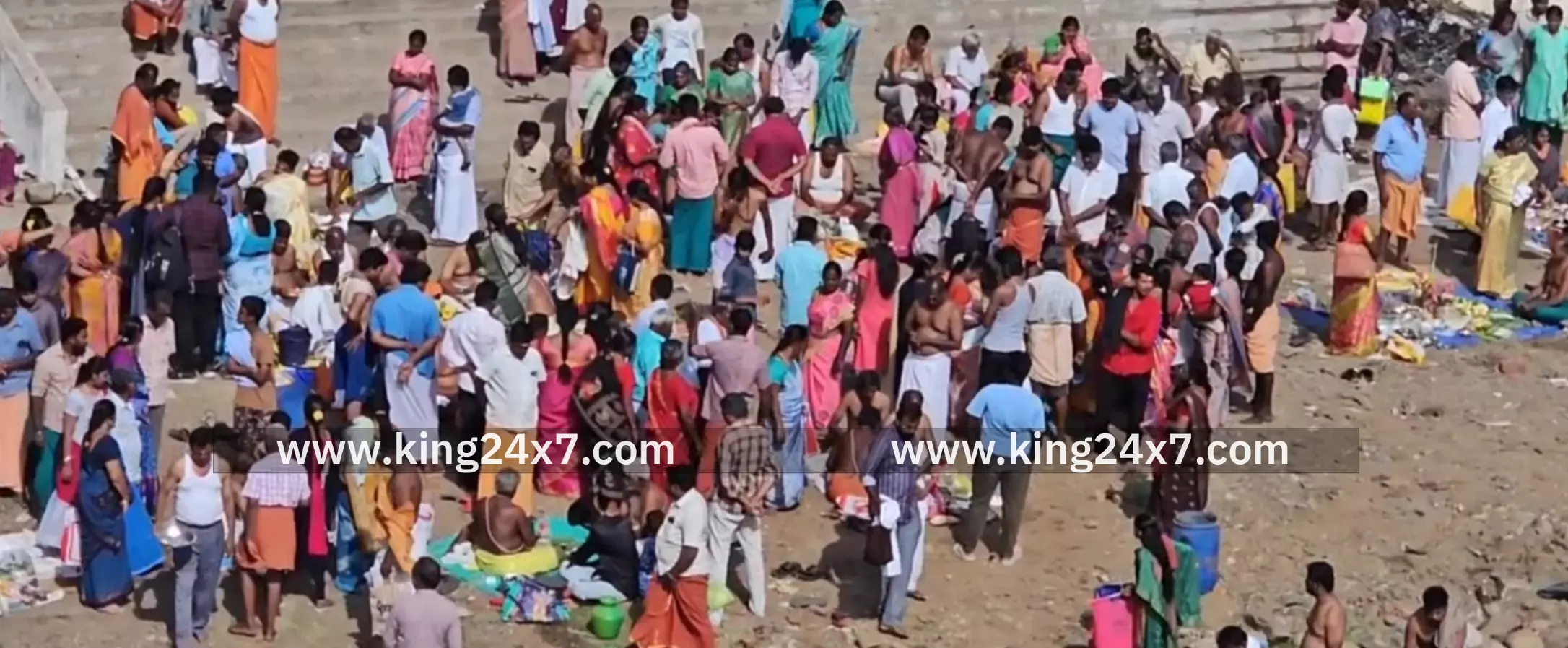 தாராபுரம் அமராவதி ஆற்றில் தர்ப்பணம் கொடுக்கும் பொதுமக்கள்