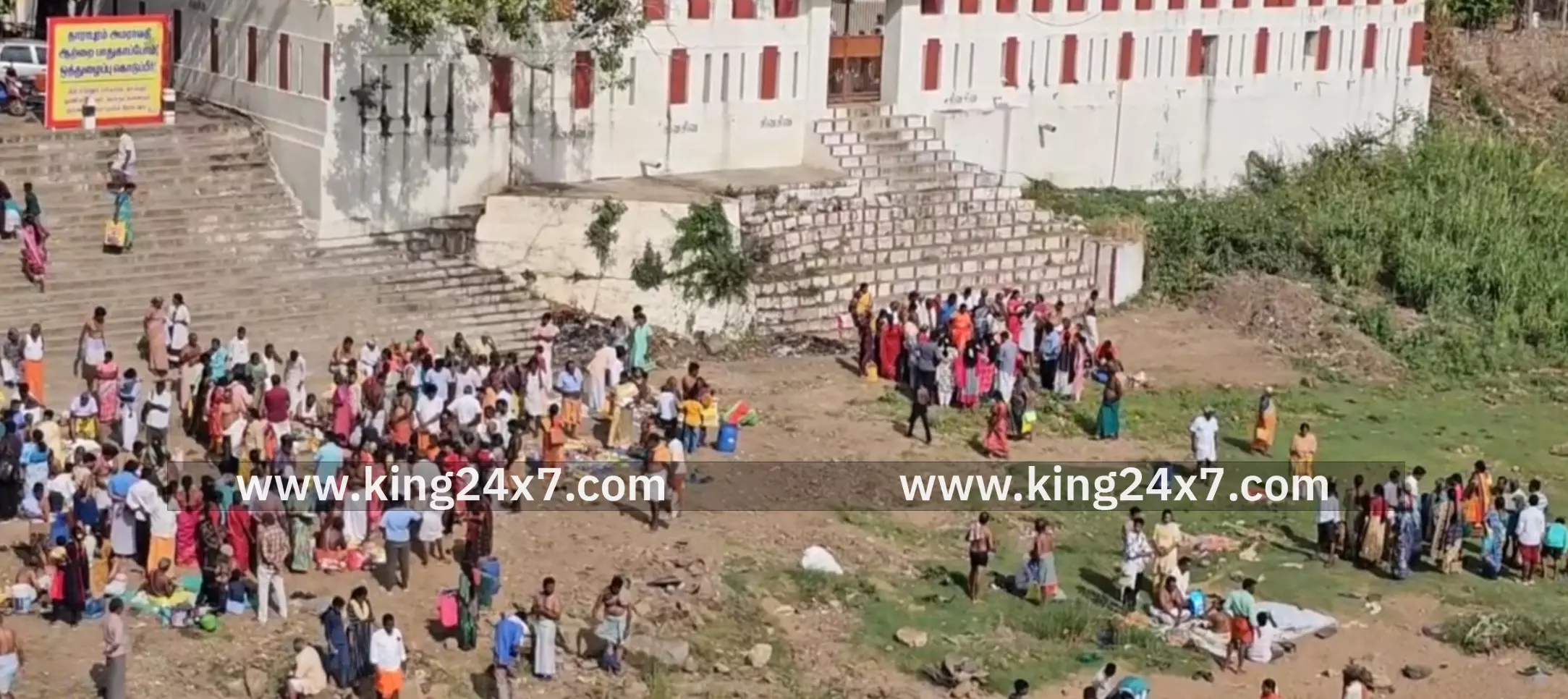 தாராபுரம் அமராவதி ஆற்றில் தர்ப்பணம் கொடுக்கும் பொதுமக்கள் தாராபுரம் அமராவதி ஆற்றில் தர்ப்பணம் கொடுக்கும் பொதுமக்கள்