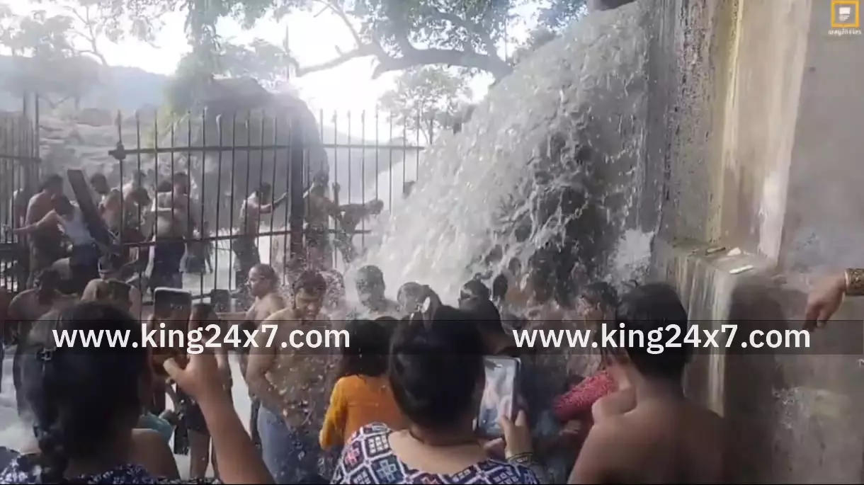 ஒகேனக்கல்லில் குவிந்த பயணிகள் கூட்டம் ஒகேனக்கல்லில் குவிந்த பயணிகள் கூட்டம்