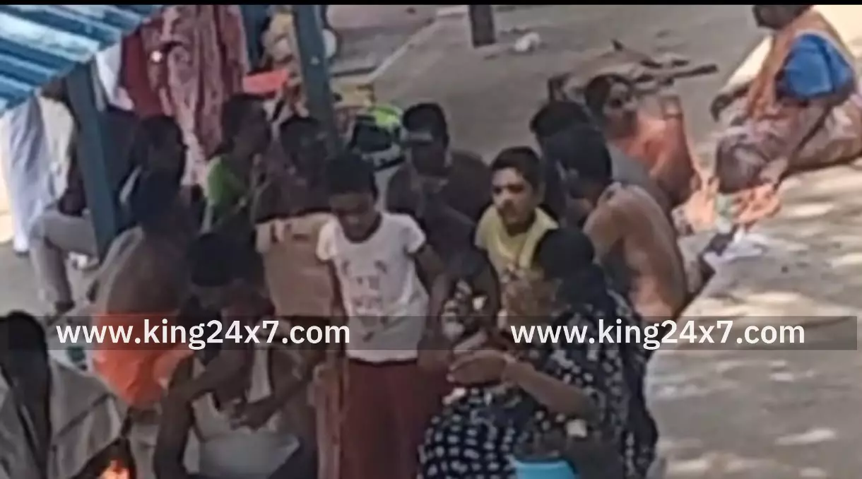 ஒகேனக்கல்லில் குவிந்த பயணிகள் கூட்டம் ஒகேனக்கல்லில் குவிந்த பயணிகள் கூட்டம்