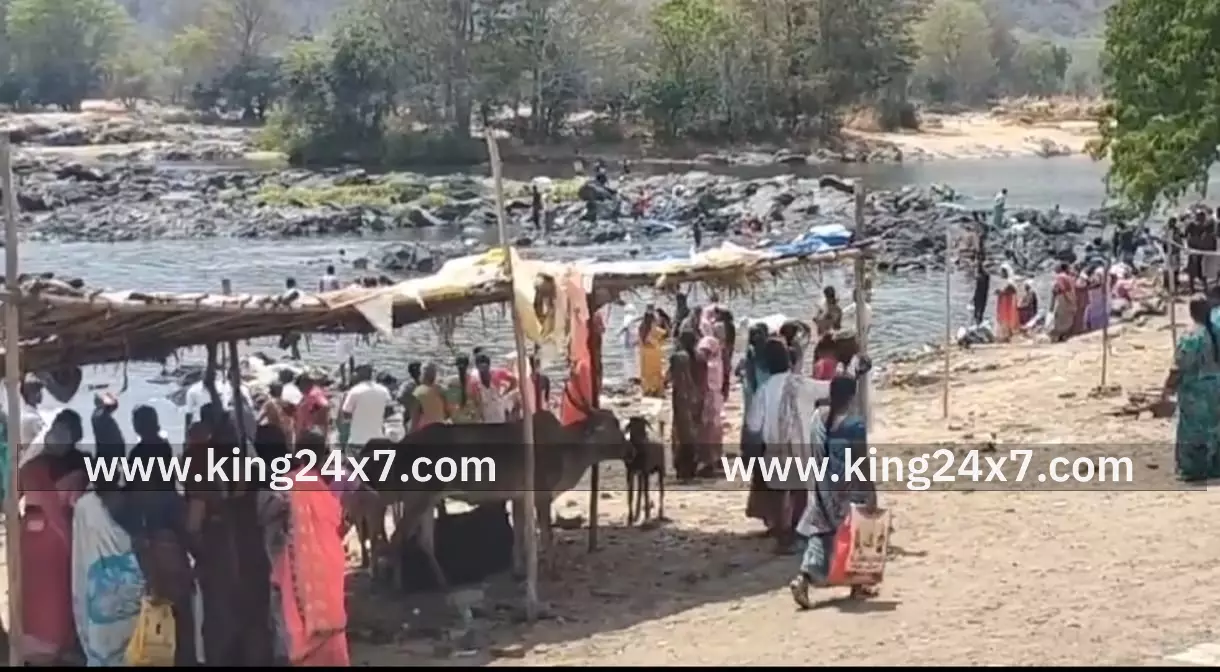 ஒகேனக்கல்லில் குவிந்த பயணிகள் கூட்டம் ஒகேனக்கல்லில் குவிந்த பயணிகள் கூட்டம்