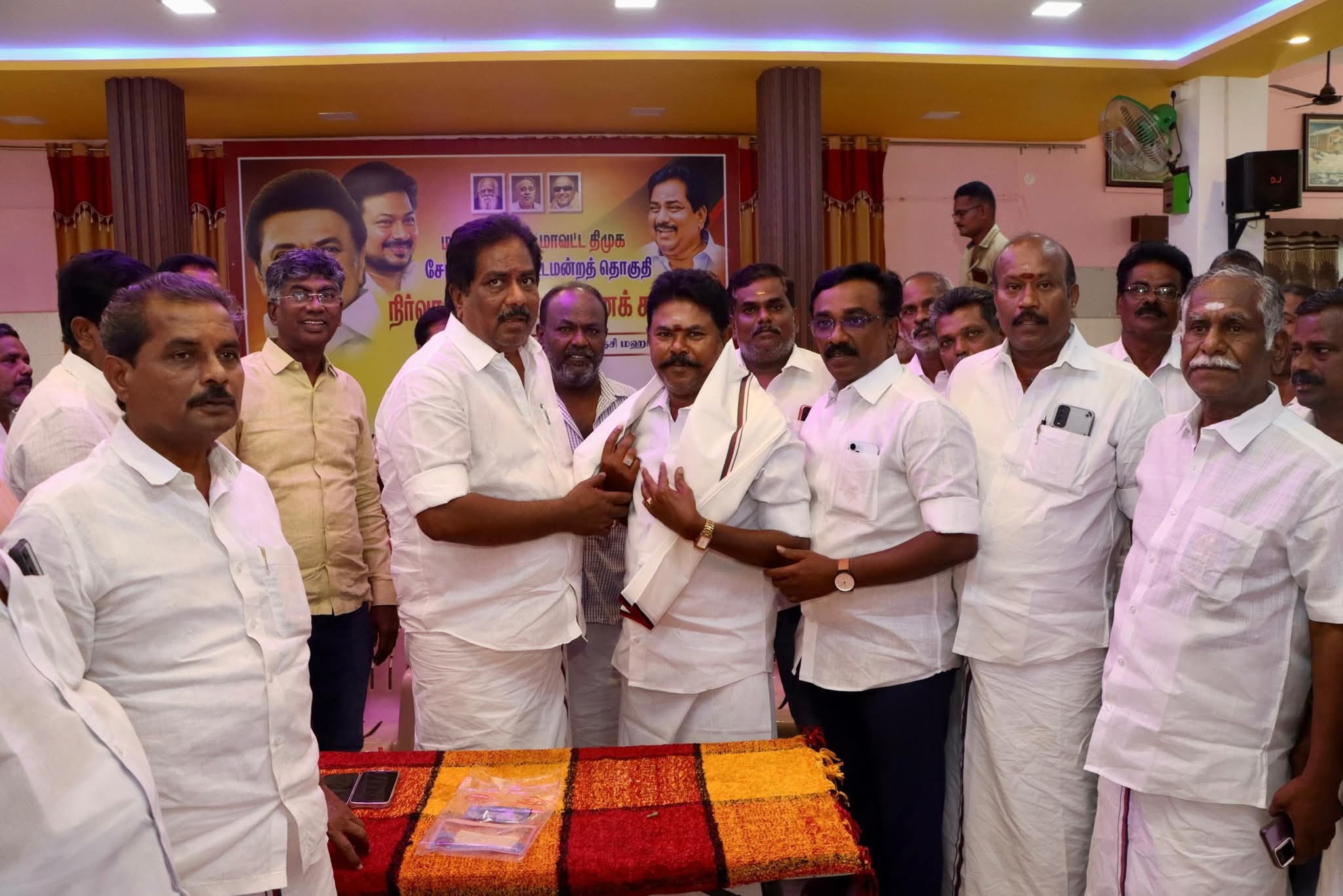 திமுகவில் இணைந்த ஓபிஎஸ் அணி நிர்வாகி திமுகவில் இணைந்த ஓபிஎஸ் அணி நிர்வாகி