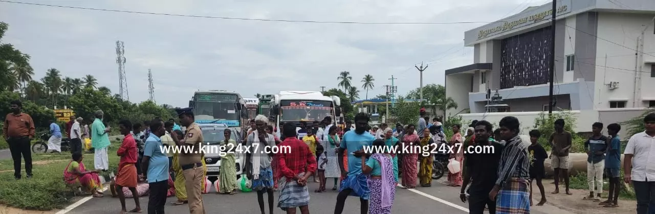 குடிநீர் கேட்டு பெண்கள் சாலை மறியல் குடிநீர் கேட்டு பெண்கள் சாலை மறியல்