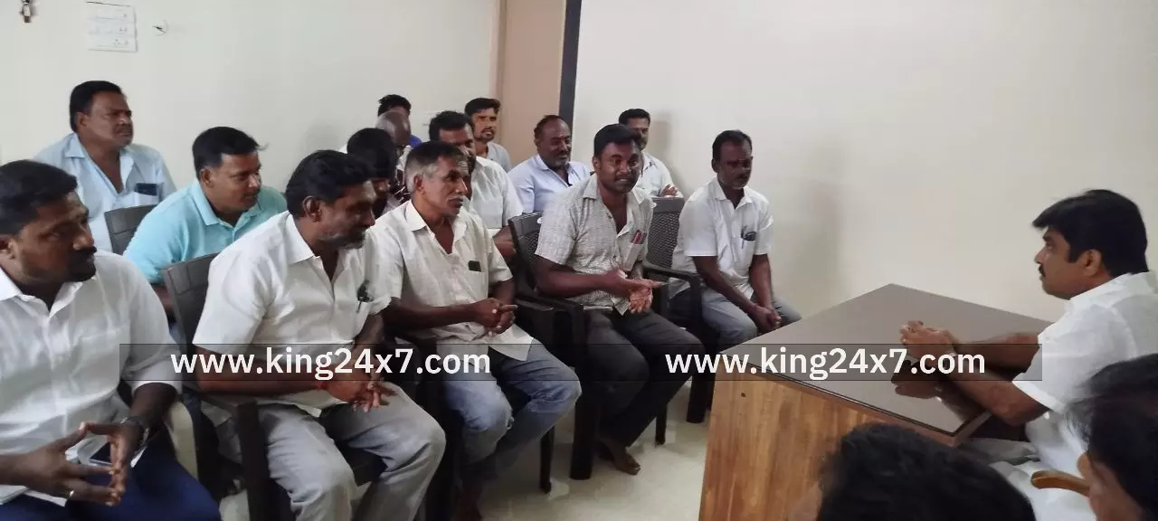 தனியார் வேன் ஆம்புலன்ஸ் வாகனங்கள் நிறுத்துவற்கு நிரந்தர இடம் ஒதுக்கக்கோரி பாராளுமன்ற உறுப்பினருடன் வாகன உரிமையாளர்கள் சந்திப்பு. தனியார் வேன் ஆம்புலன்ஸ் வாகனங்கள் நிறுத்துவற்கு நிரந்தர இடம் ஒதுக்கக்கோரி பாராளுமன்ற உறுப்பினருடன் வாகன உரிமையாளர்கள் சந்திப்பு.