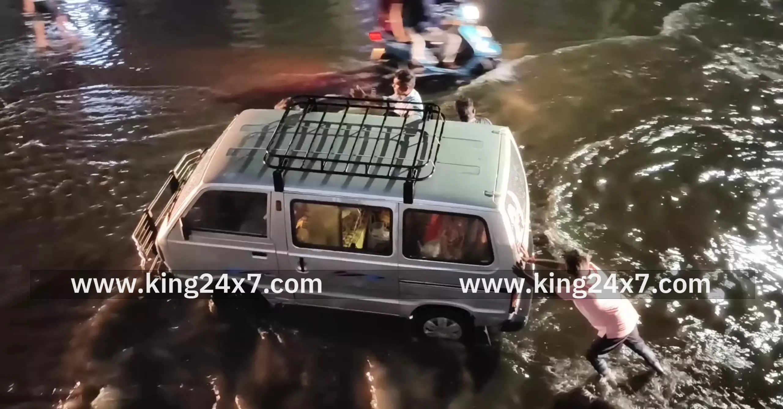 திருச்செங்கோட்டில் மாலை பெய்த அரை மணி நேர கன மழைசாலைகளில் தேங்கிய மழைநீர் இருசக்கர நான்கு சக்கர வாகன ஓட்டிகள் அவதி