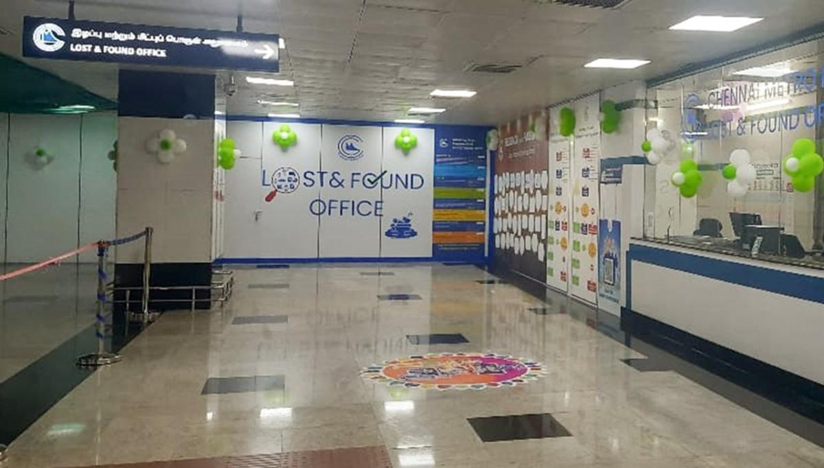 சென்னை மெட்ரோ ரயில் நிலையத்தில் பயணிகள் தவறவிட்ட பொருட்களை மீட்டு ஒப்படைக்க அலுவலகம் திறப்பு சென்னை மெட்ரோ ரயில் நிலையத்தில் பயணிகள் தவறவிட்ட பொருட்களை மீட்டு ஒப்படைக்க அலுவலகம் திறப்பு