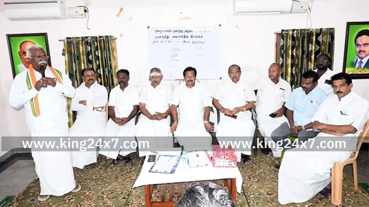 குற்றாலத்தில் காங்கிரஸ் சாா்பில் கையொப்ப இயக்கம்