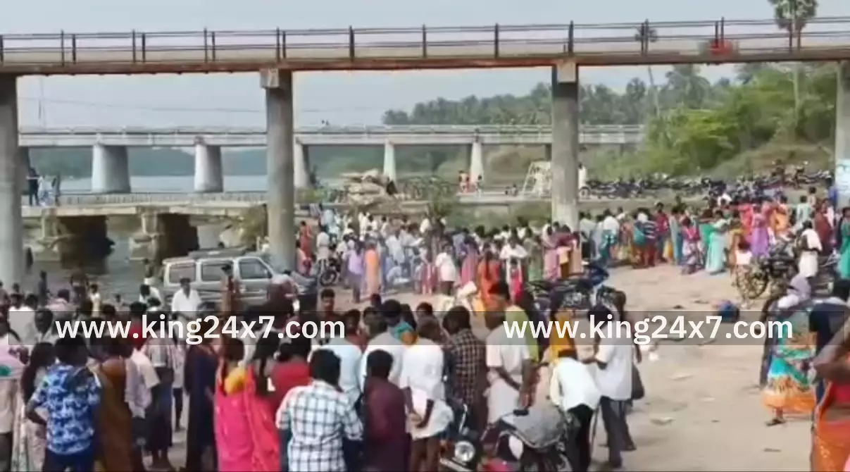 இருமத்தூர் ஆற்றில் குவிந்த மக்கள் கூட்டம் இருமத்தூர் ஆற்றில் குவிந்த மக்கள் கூட்டம்