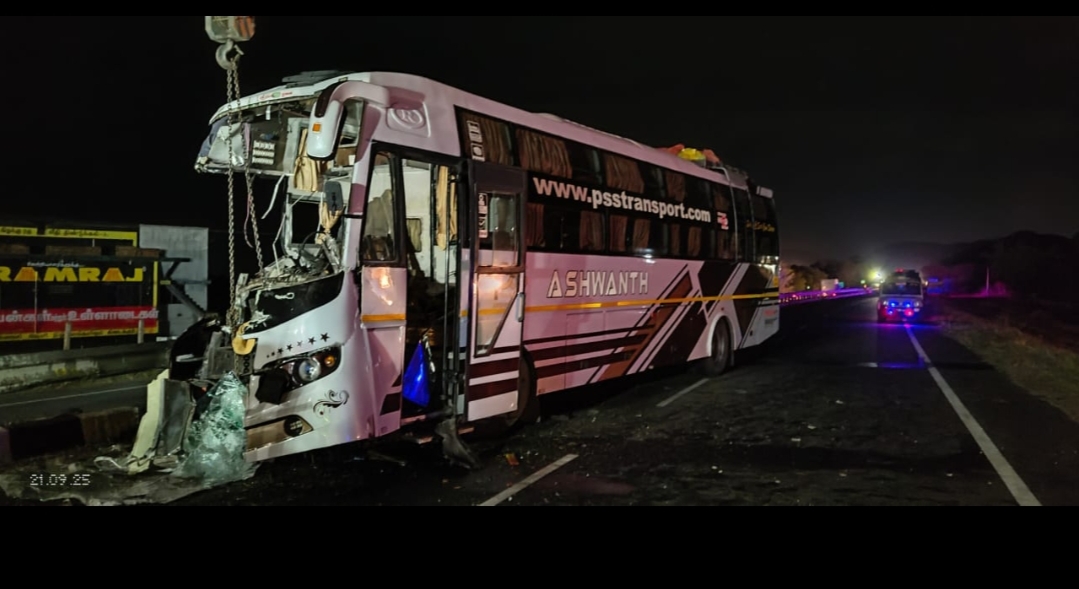 ஆண்டிப்பட்டி கோட்டை-வேகமாக சென்ற தனியார் சொகுசு பேருந்து லாரியின் பின்னால் மோதி விபத்து.20 பேர் காயம்.