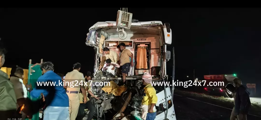 ஆண்டிப்பட்டி கோட்டை-வேகமாக சென்ற தனியார் சொகுசு பேருந்து லாரியின் பின்னால் மோதி விபத்து.20 பேர் காயம். ஆண்டிப்பட்டி கோட்டை-வேகமாக சென்ற தனியார் சொகுசு பேருந்து லாரியின் பின்னால் மோதி விபத்து.20 பேர் காயம்.