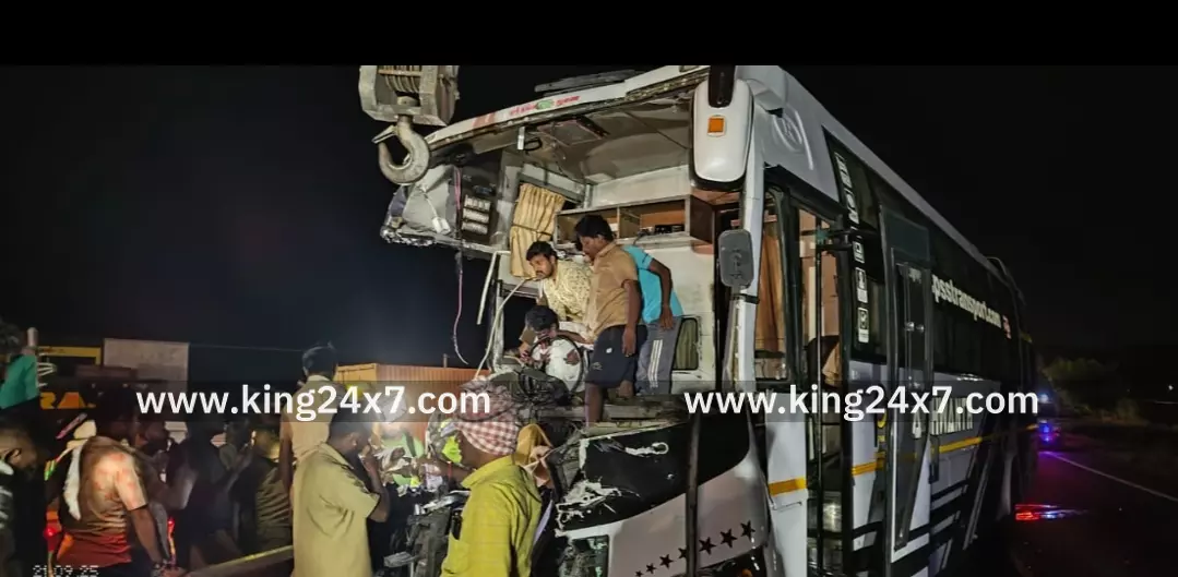 ஆண்டிப்பட்டி கோட்டை-வேகமாக சென்ற தனியார் சொகுசு பேருந்து லாரியின் பின்னால் மோதி விபத்து.20 பேர் காயம். ஆண்டிப்பட்டி கோட்டை-வேகமாக சென்ற தனியார் சொகுசு பேருந்து லாரியின் பின்னால் மோதி விபத்து.20 பேர் காயம்.