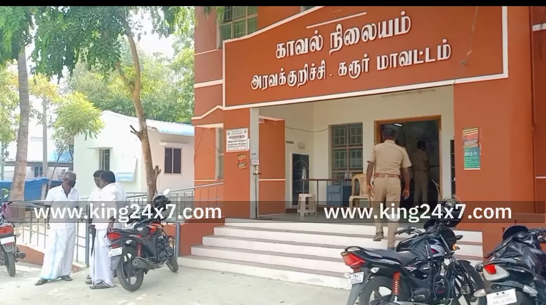 ஆண்டிப்பட்டி கோட்டை-வேகமாக சென்ற தனியார் சொகுசு பேருந்து லாரியின் பின்னால் மோதி விபத்து.20 பேர் காயம். ஆண்டிப்பட்டி கோட்டை-வேகமாக சென்ற தனியார் சொகுசு பேருந்து லாரியின் பின்னால் மோதி விபத்து.20 பேர் காயம்.