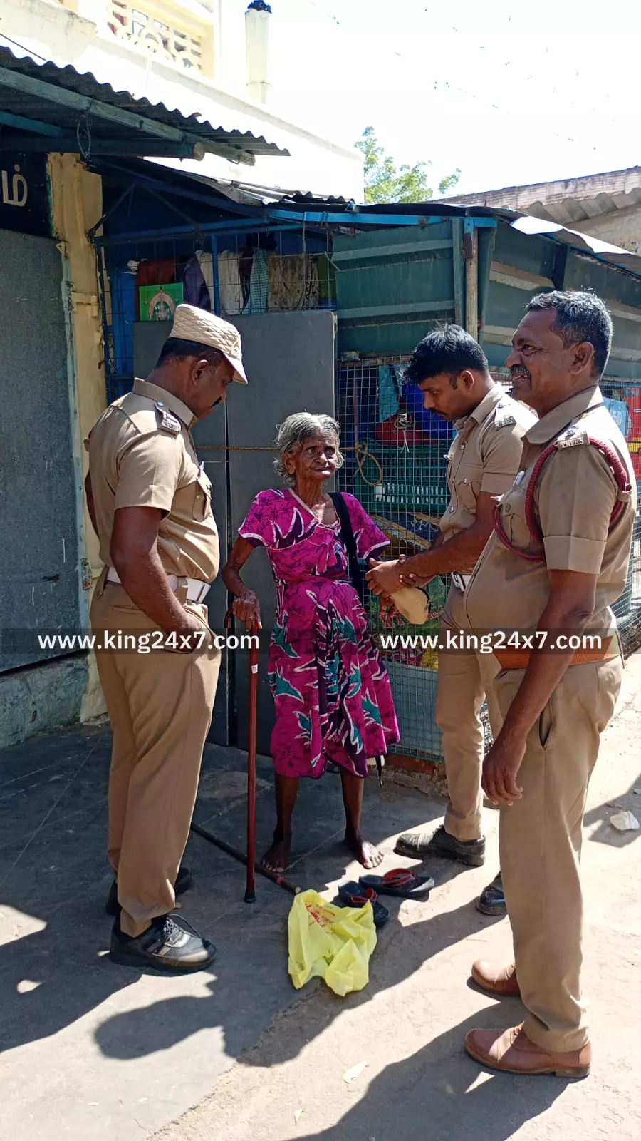 மூதாட்டிக்கு உதவிய தீயணைப்பு வீரர்கள் மூதாட்டிக்கு உதவிய தீயணைப்பு வீரர்கள்