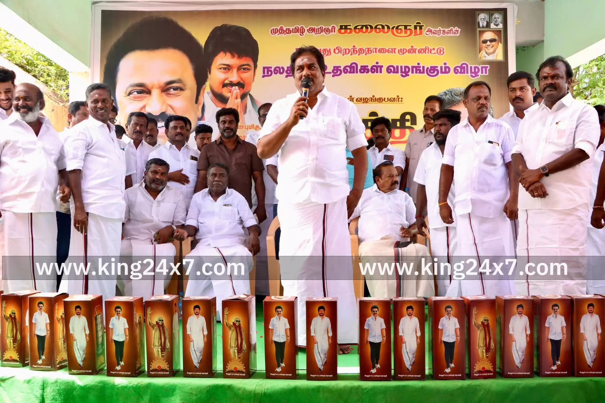 வேலூர் அருகே நலத்திட்ட உதவிகளை வழங்கிய அமைச்சர் வேலூர் அருகே நலத்திட்ட உதவிகளை வழங்கிய அமைச்சர்