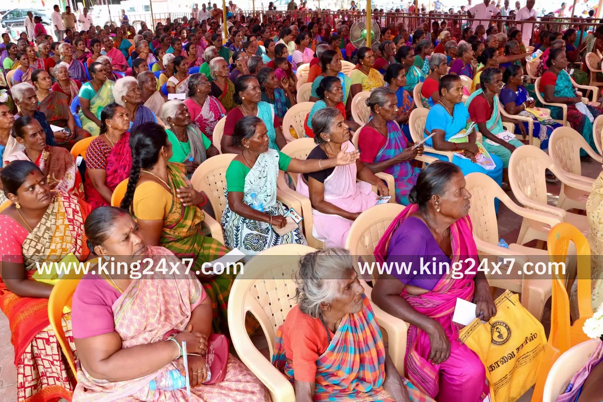 வேலூர் அருகே நலத்திட்ட உதவிகளை வழங்கிய அமைச்சர் வேலூர் அருகே நலத்திட்ட உதவிகளை வழங்கிய அமைச்சர்