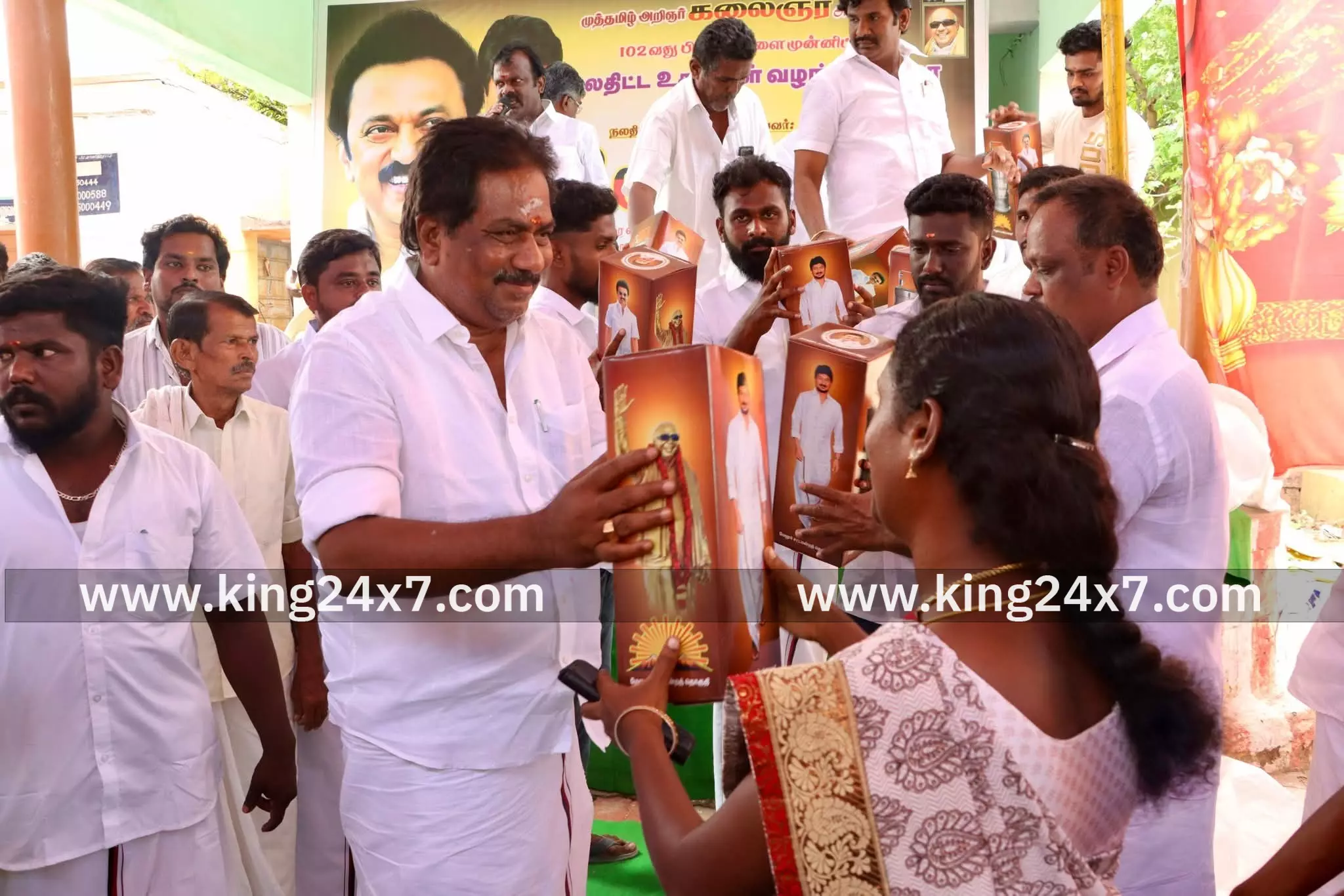 வேலூர் அருகே நலத்திட்ட உதவிகளை வழங்கிய அமைச்சர் வேலூர் அருகே நலத்திட்ட உதவிகளை வழங்கிய அமைச்சர்