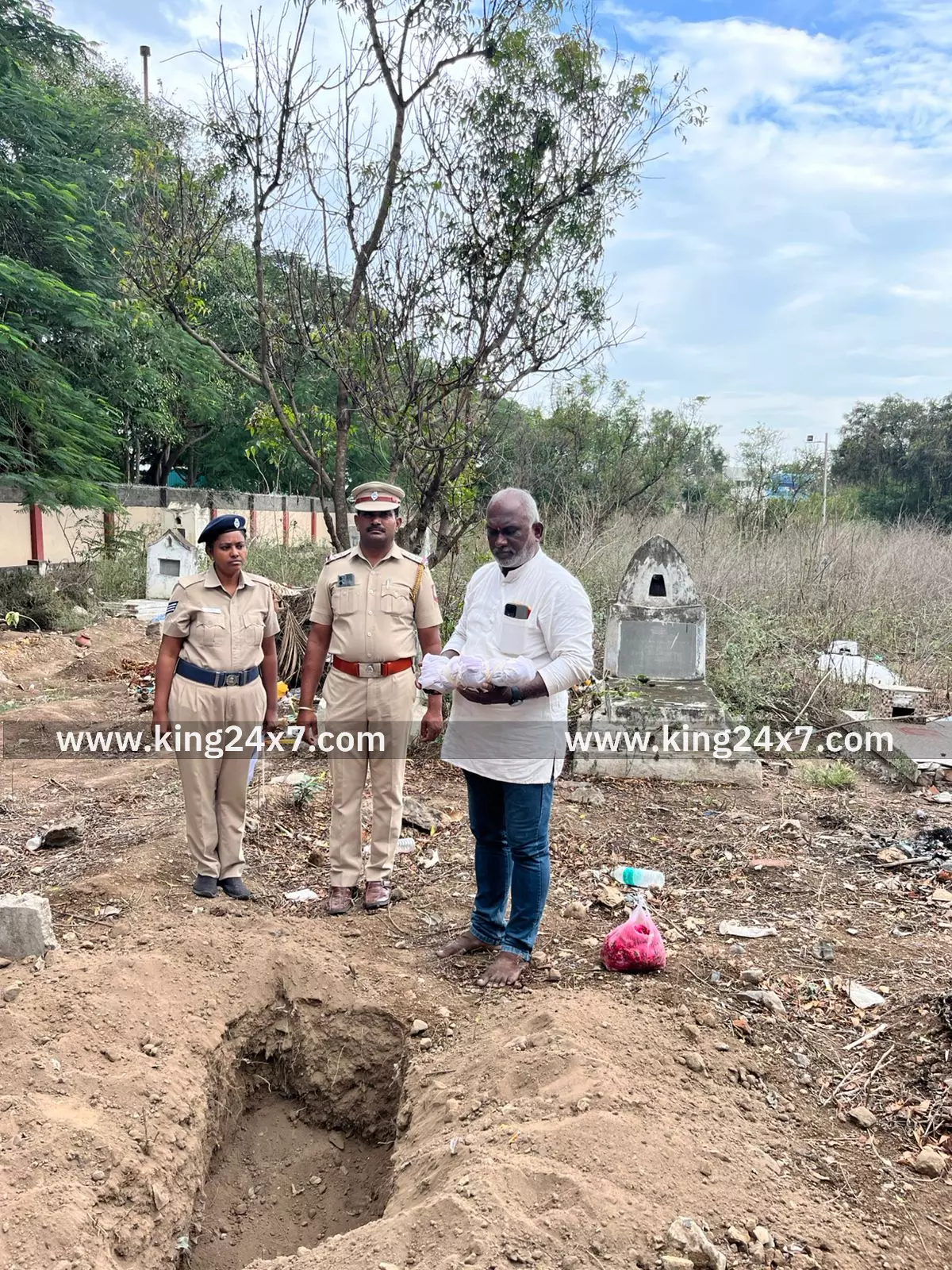 கோவையில் ரயில்வே தண்டவாளத்தில் குழந்தை பிணம் : ஆறு பேர் கைது – உடல் அறக்கட்டளை மூலம் நல்லடக்கம் ! கோவையில் ரயில்வே தண்டவாளத்தில் குழந்தை பிணம் : ஆறு பேர் கைது – உடல் அறக்கட்டளை மூலம் நல்லடக்கம் !