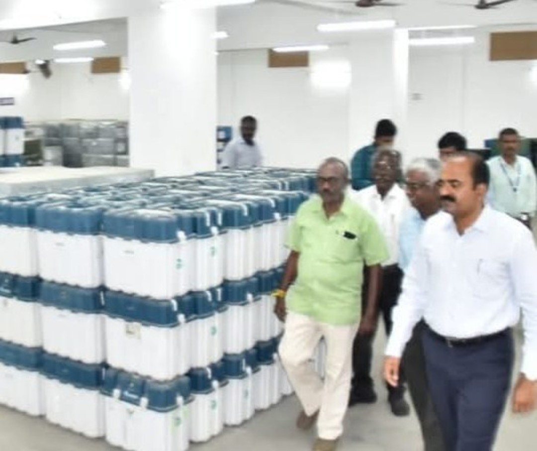 வாக்குப்பதிவு இயந்திரங்களை கலெக்டர் ஆய்வு