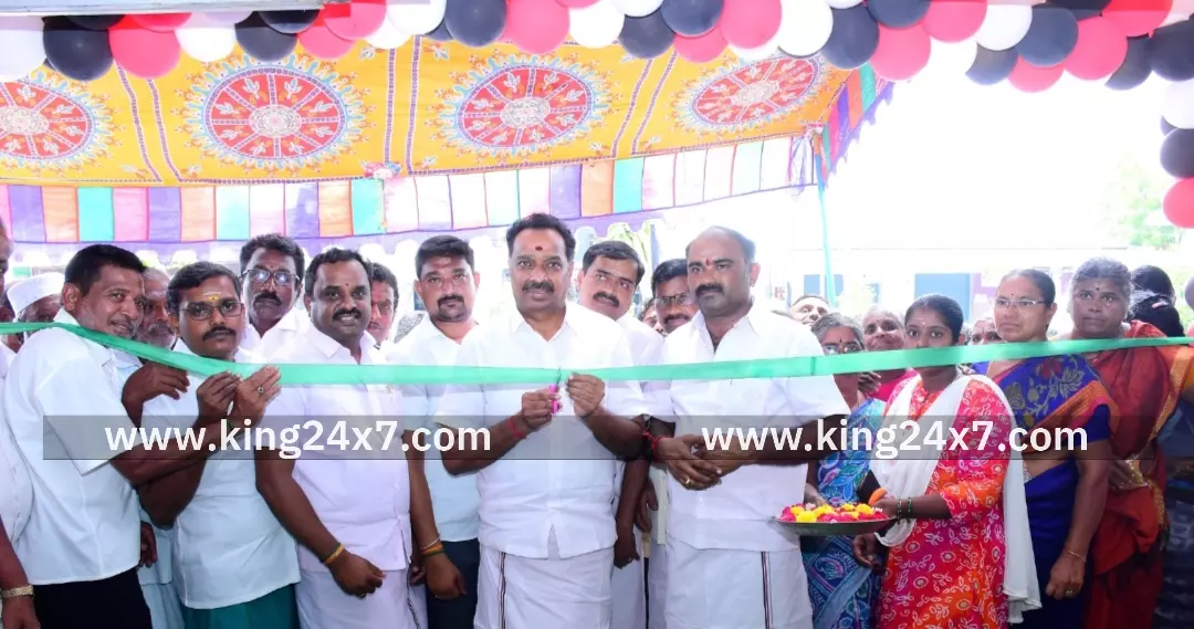 வேலாயுதம்பாளையத்தில் புதிய கட்சி அலுவலகத்தை திறந்து வைத்தார் முன்னாள் அமைச்சர் MRV. வேலாயுதம்பாளையத்தில் புதிய கட்சி அலுவலகத்தை திறந்து வைத்தார் முன்னாள் அமைச்சர் MRV.