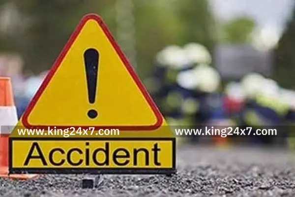 வேன் கவிழ்ந்து 15 பேர் காயம்