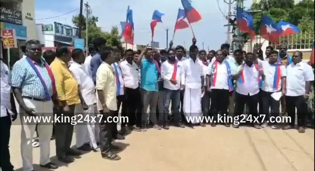 கரூர் -மருத்துவ வசதி கேட்டு விடுதலை சிறுத்தைகள் கட்சியினர் ஆர்ப்பாட்டம்.