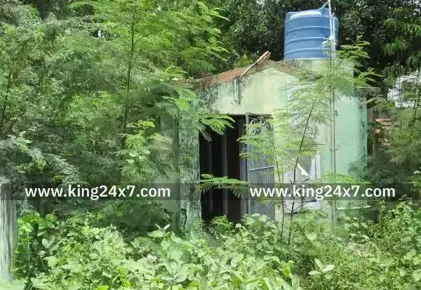 வெள்ளகுளம் கழிப்பறையை சீரமைக்க கோரிக்கை