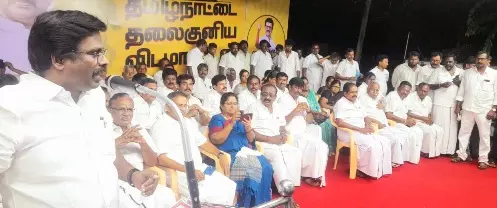 பரமத்தி வேலூரில் தி.மு.க. சார்பில் ஓரணியில் தமிழ்நாடு உறுதிமொழி ஏற்பு பொதுக்கூட்டம்.