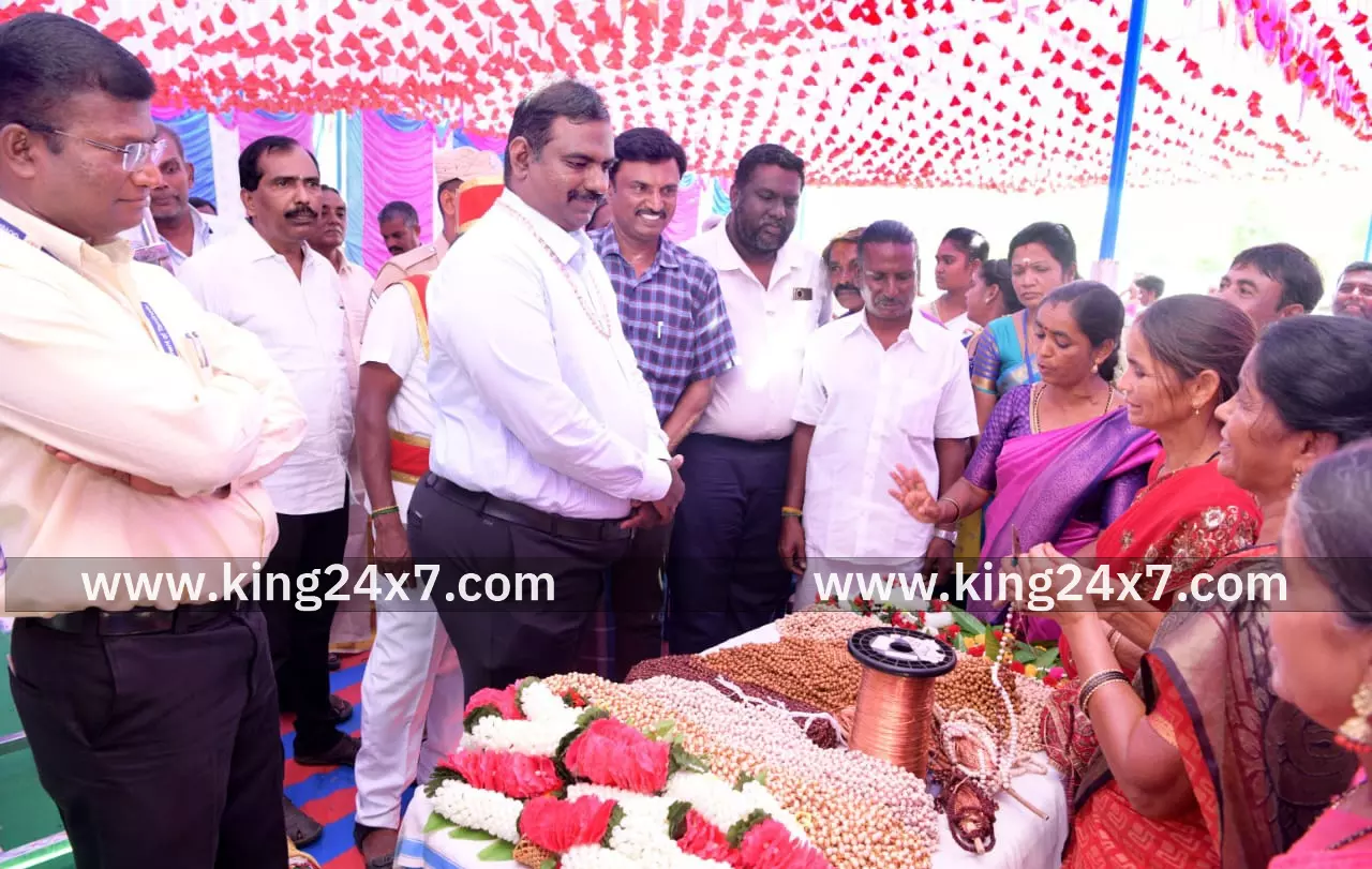 கிருஷ்ணகிரி: பழங்குடியினர் மக்களுடன் கலந்துரையாடி ஆட்சியர். கிருஷ்ணகிரி: பழங்குடியினர் மக்களுடன் கலந்துரையாடி ஆட்சியர்.