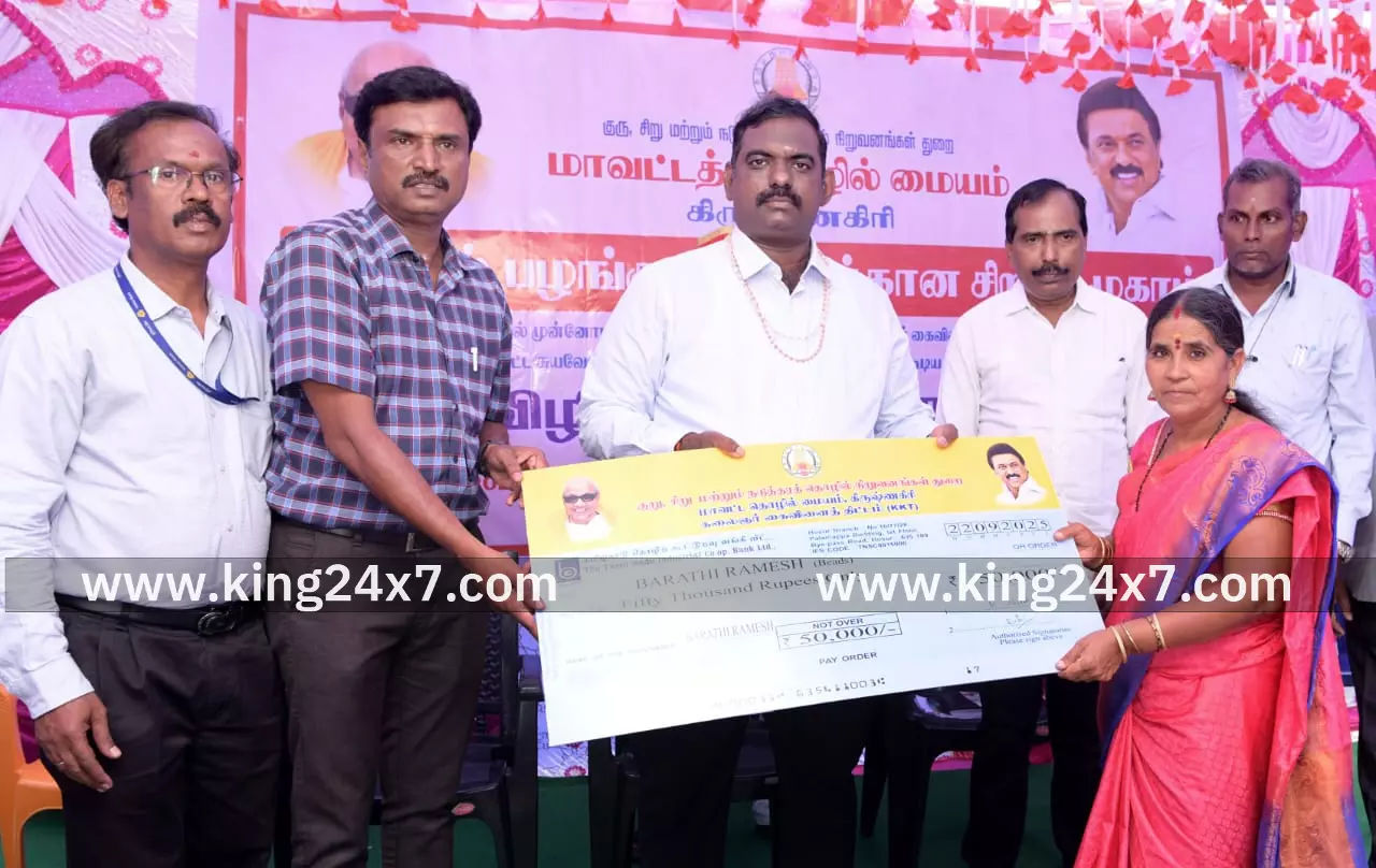 வேப்பனப்பள்ளி:பழங்குடியின பயனாளிகளுக்கு மணிமாலை தயாரிப்பு தொழில் துவங்க மானியம்.