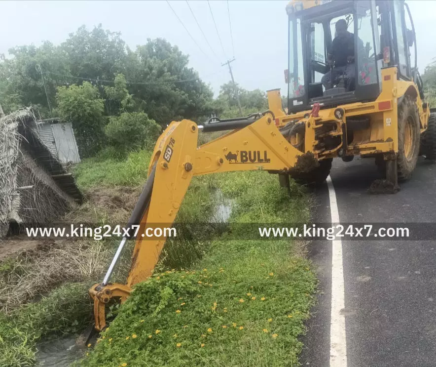 இளம் பயிர்கள் தண்ணீரில் முழ்கியிருந்த 2 கி.மீ. வாய்க்காலை இளம் பயிர்கள் தண்ணீரில் முழ்கியிருந்த 2 கி.மீ. வாய்க்காலை