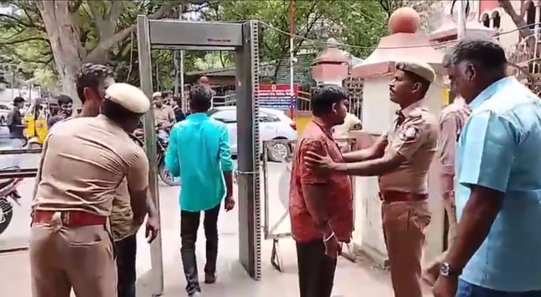 கோவை நீதிமன்றத்திற்கு வெடிகுண்டு மிரட்டல் விடுக்கப்பட்டதால் பரபரப்பு ! கோவை நீதிமன்றத்திற்கு வெடிகுண்டு மிரட்டல் விடுக்கப்பட்டதால் பரபரப்பு !