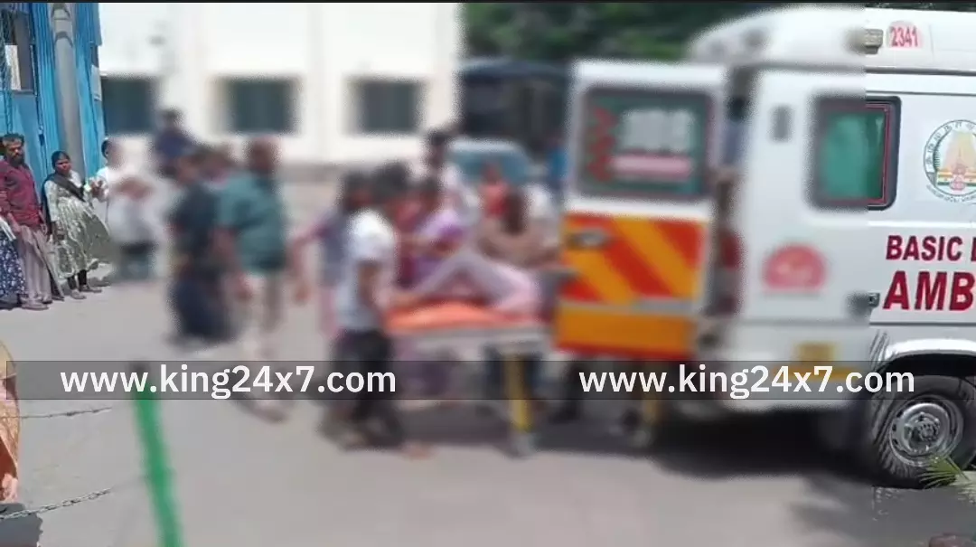 பொள்ளாச்சி அரசு மேல்நிலைப்பள்ளியில் பரபரப்பு: மாணவிகள் சாணிப் பவுடர் குடித்ததால் மருத்துவமனைக்கு அனுப்பப்பட்டனர் ! பொள்ளாச்சி அரசு மேல்நிலைப்பள்ளியில் பரபரப்பு: மாணவிகள் சாணிப் பவுடர் குடித்ததால் மருத்துவமனைக்கு அனுப்பப்பட்டனர் !