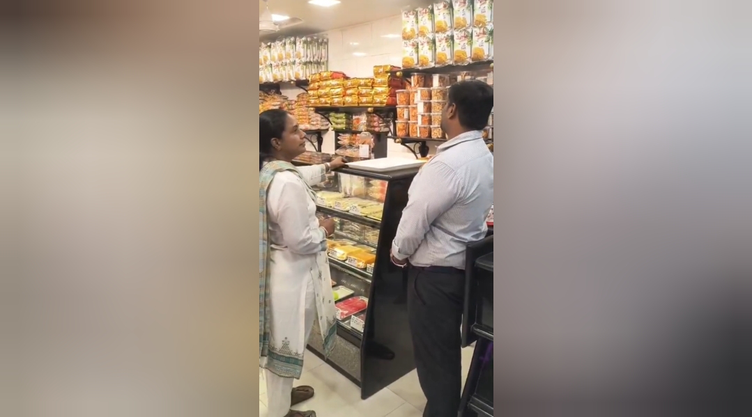 கோவையில் இனிப்பு, சிப்ஸ் விலை குறைப்பு –  சட்டமன்ற உறுப்பினர் நேரில் ஆய்வு !