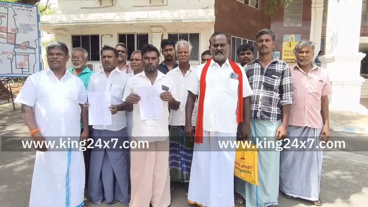 60 ஆண்டுகளாக பயன்படுத்தி வந்த கிராமத்தின் பொதுப்பாதையை தனி நபர்கள் ஆக்கிரமிப்பு செய்துள்ளதால் விவசாயிகள் விளைநில பொருட்களை எடுத்துச் செல்ல முடியாமல் பரிதவிப்பு