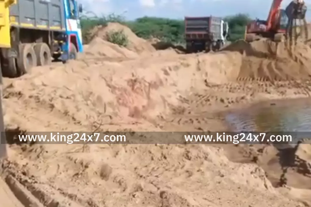 கரூர்-மணல் கொள்ளை- வீடியோ ஆதாரத்துடன் எஸ்பி- இடம் மணல் லாரி உரிமையாளர் சங்கத்தினர் புகார்.