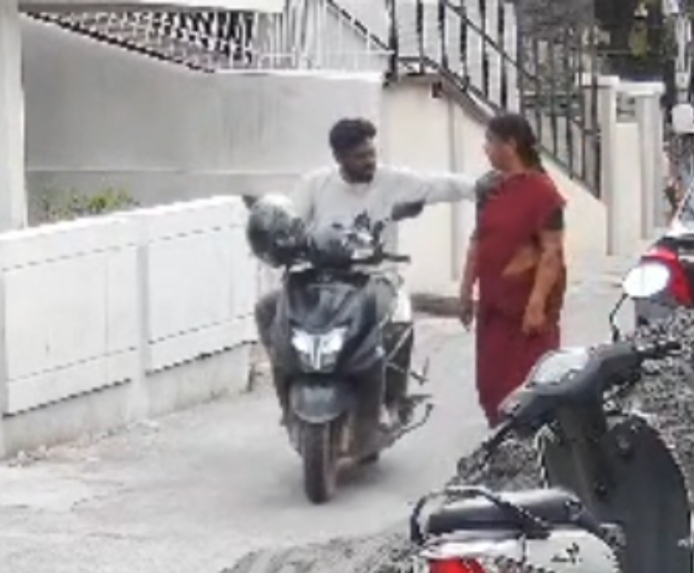 கிருஷ்ணகிரியில் பட்டப்பகலில் பெண்ணிடம் செயின் பறிப்பு.