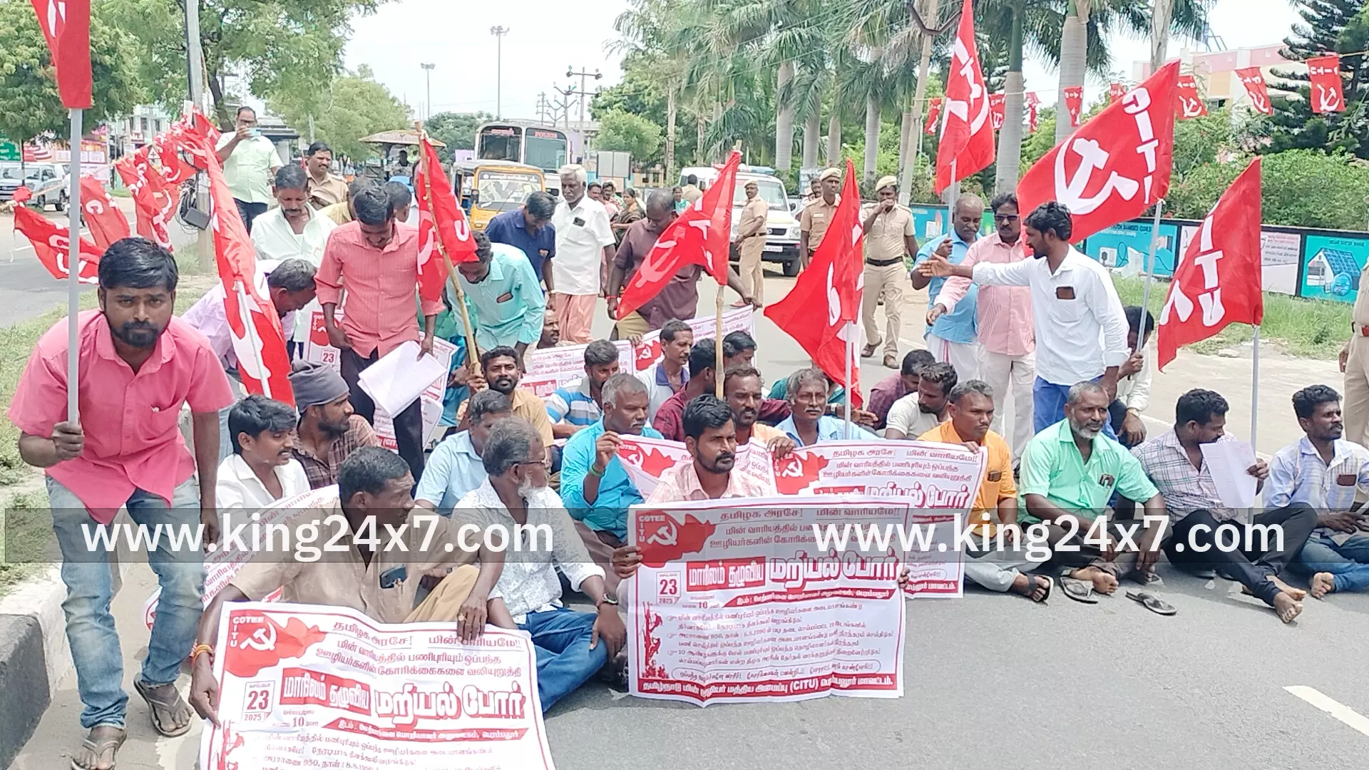 தமிழ்நாடு மின் ஊழியர் மத்திய அமைப்பின் சார்பில் கோரிக்கைகளை வலியுறுத்தி சாலை மறியல் போராட்டம் தமிழ்நாடு மின் ஊழியர் மத்திய அமைப்பின் சார்பில் கோரிக்கைகளை வலியுறுத்தி சாலை மறியல் போராட்டம்