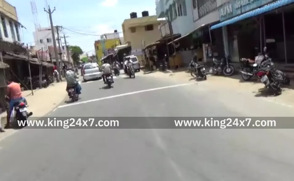 கேர் நகரில் டூவீலர்கள் நேருக்கு நேர் மோதல்.பெண் உள்பட இருவர் படுகாயம்.