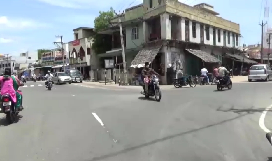 கேர் நகரில் டூவீலர்கள் நேருக்கு நேர் மோதல்.பெண் உள்பட இருவர் படுகாயம்.