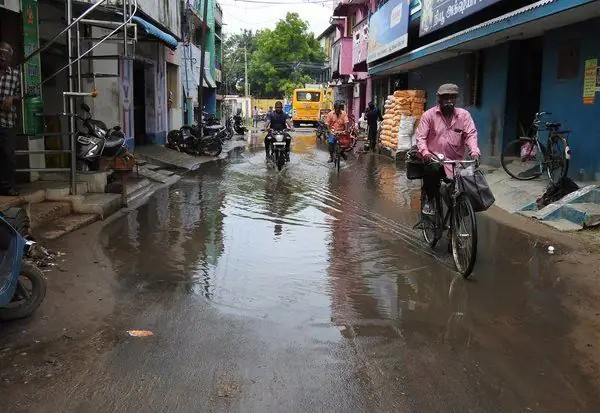 பாதாள சாக்கடையில் அடைப்பு மாட வீதியில் தேங்கி நிற்கும் மழைநீர்